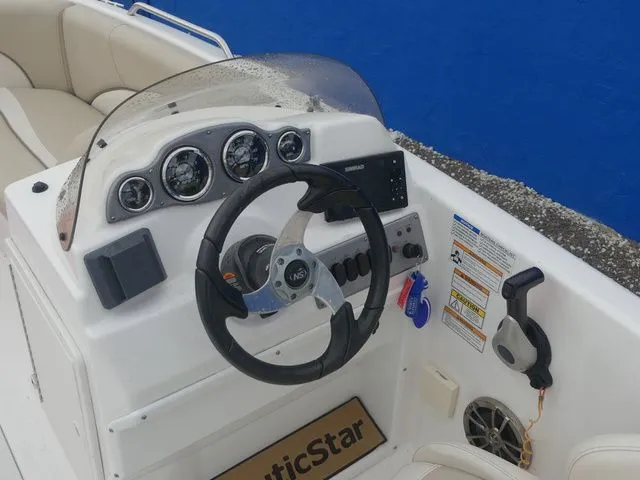 Slide: The Image of NauticStar 193 SC 2022 - 15