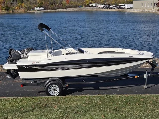 The Image of Bayliner 197 Deck Boat 2011 - undefined