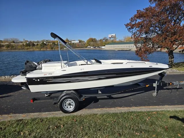 Slide: The Image of Bayliner 197 Deck Boat 2011 - 10