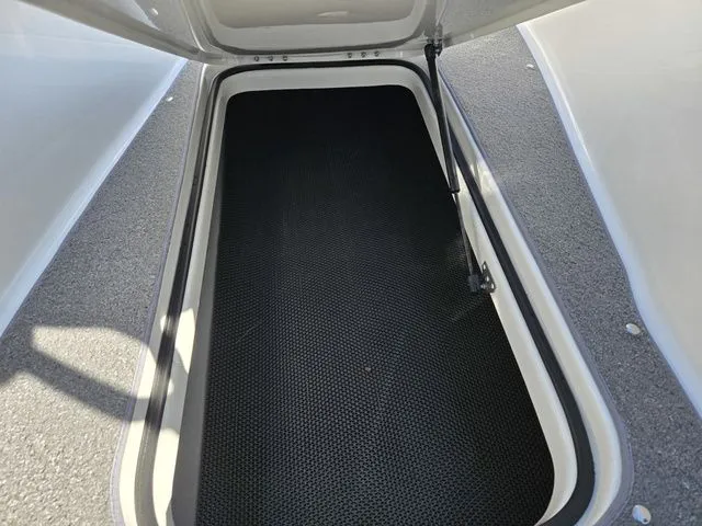 Slide: The Image of Bayliner 197 Deck Boat 2011 - 15