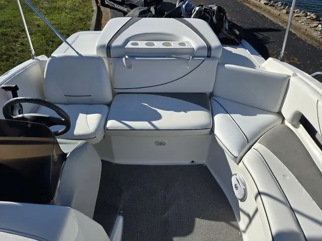 Slide: The Image of Bayliner 197 Deck Boat 2011 - 19