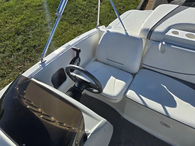 Slide: The Image of Bayliner 197 Deck Boat 2011 - 20