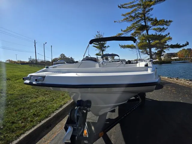 Slide: The Image of Bayliner 197 Deck Boat 2011 - 7