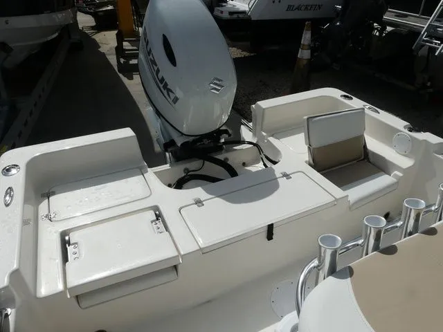 Slide: The Image of Bulls Bay 2200 XS 2026 - 10