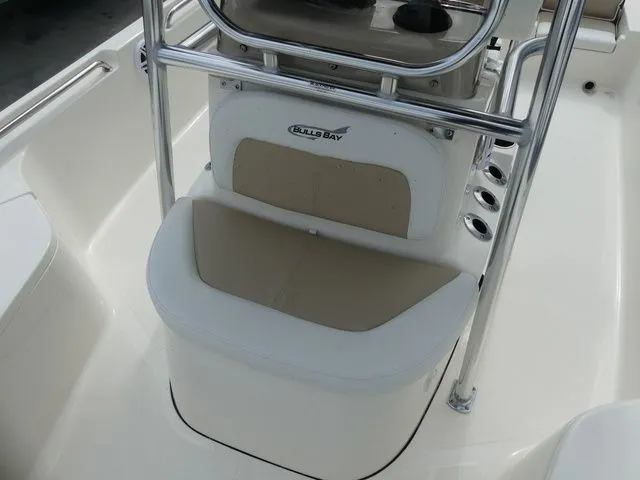 Slide: The Image of Bulls Bay 2200 XS 2026 - 13