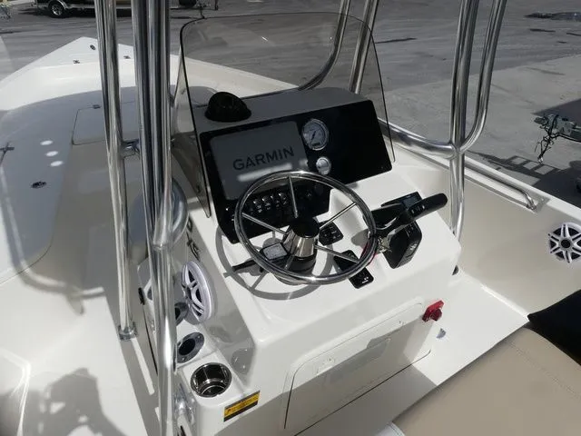 Slide: The Image of Bulls Bay 2200 XS 2026 - 6