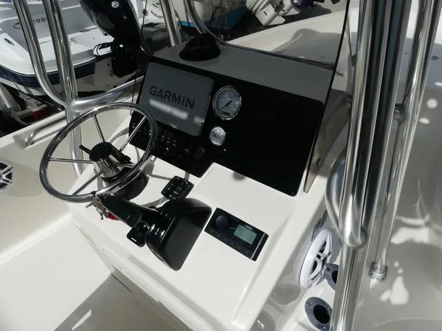 Slide: The Image of Bulls Bay 2200 XS 2026 - 8