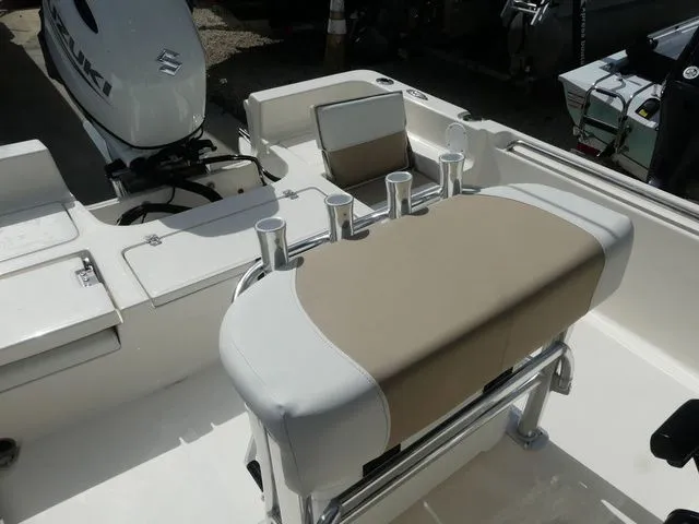 Slide: The Image of Bulls Bay 2200 XS 2026 - 9