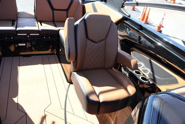 Slide: The Image of Yamaha 255XD - BLACK 2026 - 16