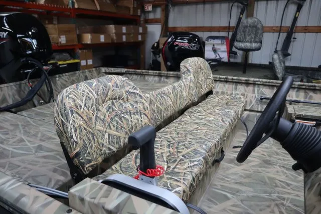 Slide: The Image of Crestliner 2070 Retriever SCHD 2026 - 4