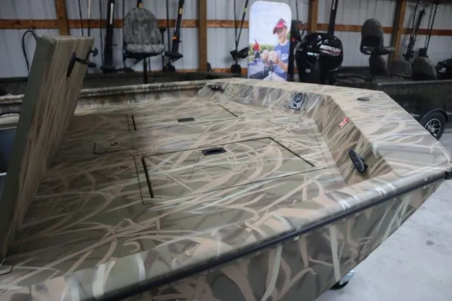 Slide: The Image of Crestliner 2070 Retriever SCHD 2026 - 8