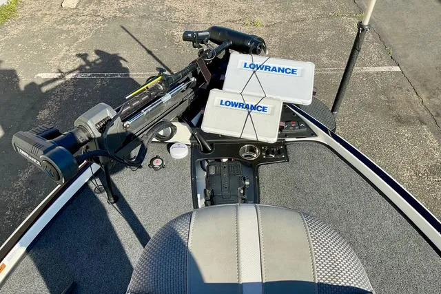 Slide: The Image of 2023 Ranger Z520R boat cockpit with Lowrance electronics and fishing equipment. - 15