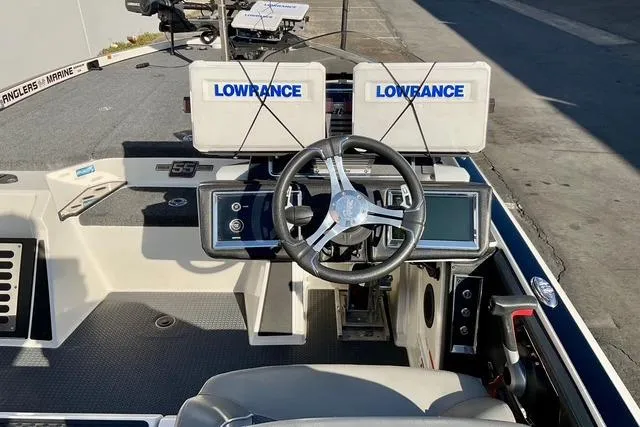 Slide: The Image of 2023 Ranger Z520R boat cockpit with dual Lowrance displays and steering wheel. - 18