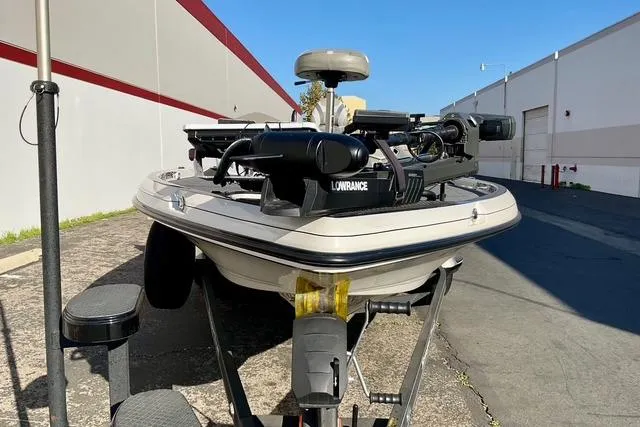 Slide: The Image of 2023 Ranger Z520R Ranger Cup Equipped boat on trailer, featuring Lowrance equipment. - 5