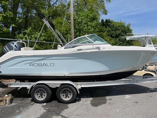 The Image of 2017 Robalo R207 Dual Console boat on trailer, parked outdoors. - 0