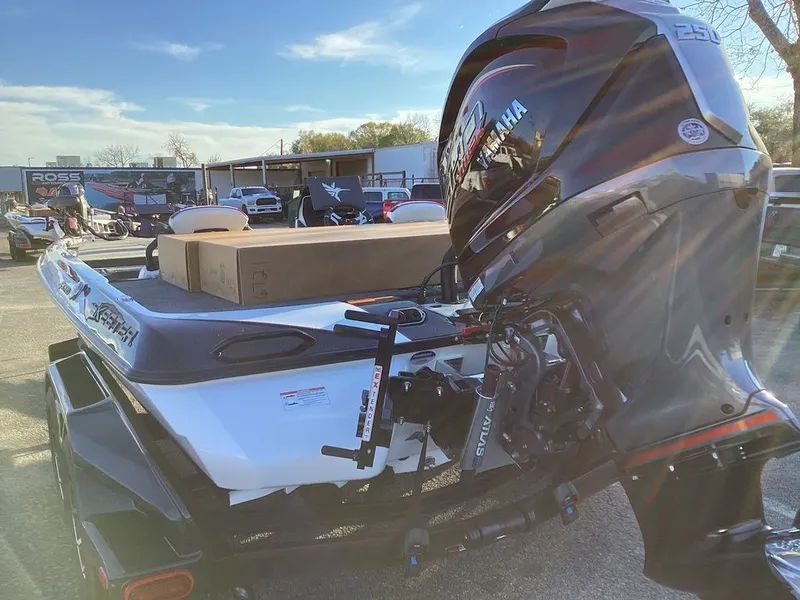 Slide: The Image of Skeeter FXR21 Apex 2026 - 12