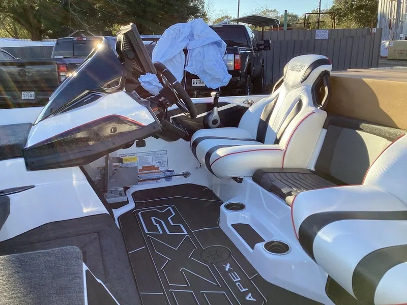 Slide: The Image of Skeeter FXR21 Apex 2026 - 16