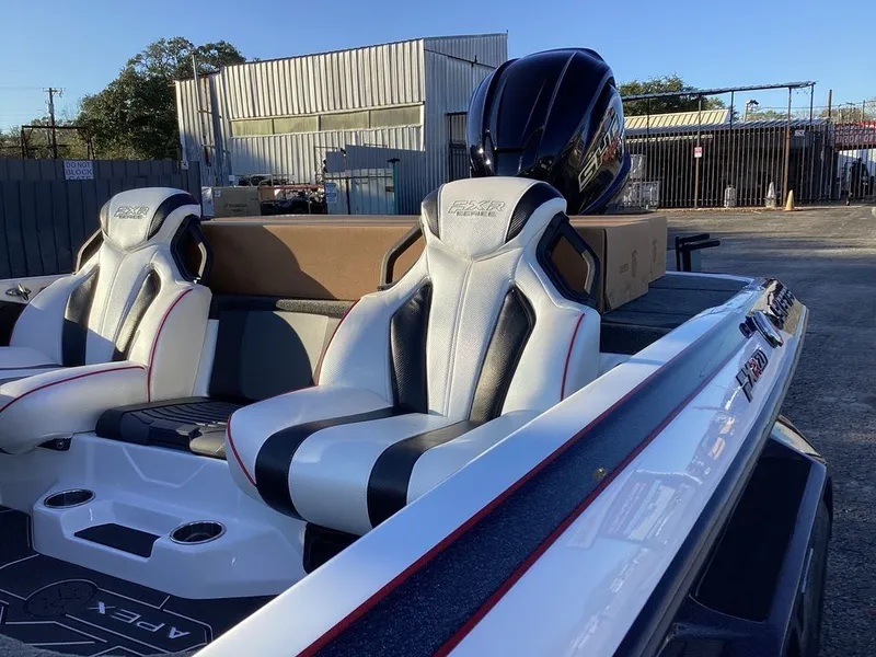 Slide: The Image of Skeeter FXR21 Apex 2026 - 18