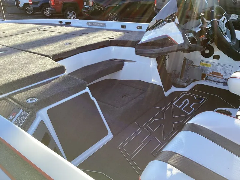 Slide: The Image of Skeeter FXR21 Apex 2026 - 21