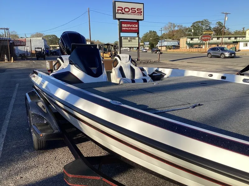 Slide: The Image of Skeeter FXR21 Apex 2026 - 25