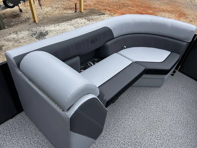 Slide: The Image of Veranda Vista View Series X22RC TRITOON 2026 - 10