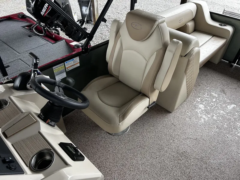 Slide: The Image of Veranda Vista View Series 22RC TRITOON 2026 - 12