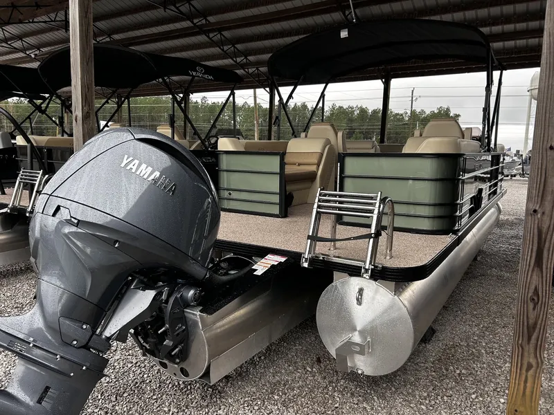 Slide: The Image of Veranda Vista View Series 22RC TRITOON 2026 - 4