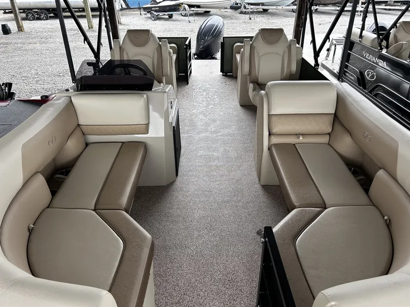 Slide: The Image of Veranda Vista View Series 22RC TRITOON 2026 - 5