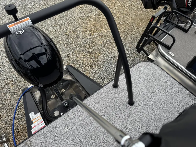 Slide: The Image of Veranda Vista View Series 20RC-TRITOON-115HP 2026 - 6