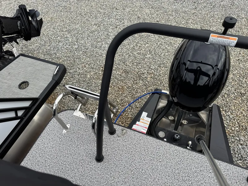 Slide: The Image of Veranda Vista View Series 20RC-TRITOON-115HP 2026 - 8