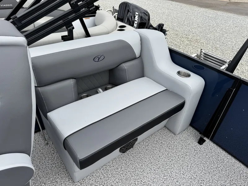 Slide: The Image of Veranda Vista View Series 20RC TRITOON 2026 - 9