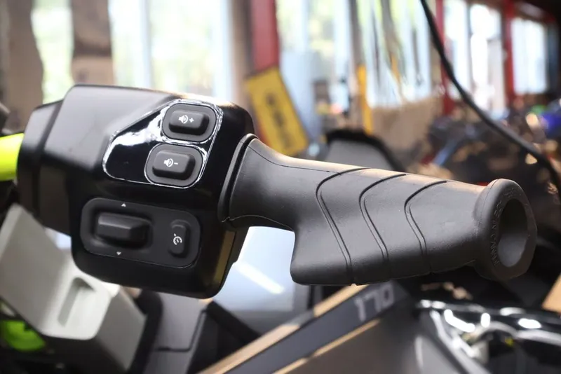 Slide: The Image of Sea-Doo Explorer Pro 170 2026 - 10