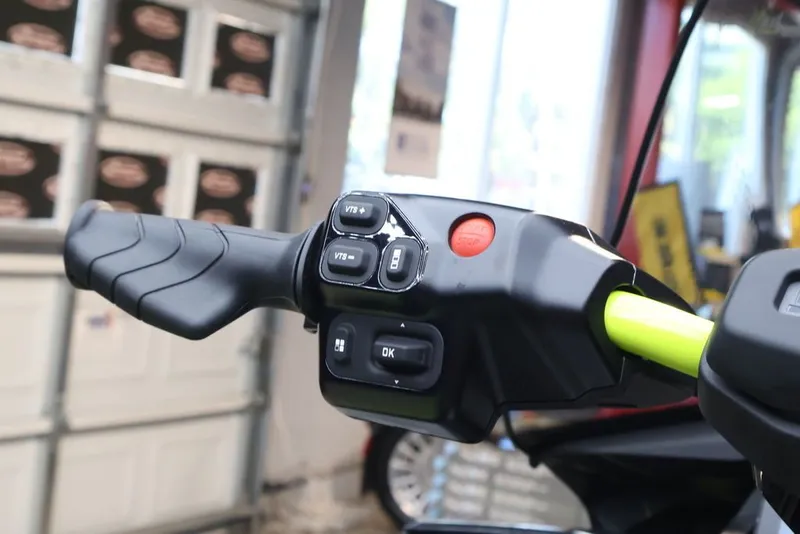 Slide: The Image of Sea-Doo Explorer Pro 170 2026 - 11