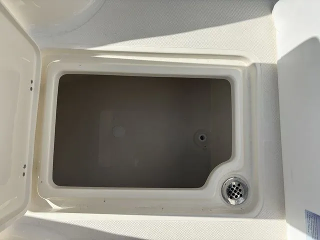 Slide: The Image of Bulls Bay 255 Center Console 2026 - 17