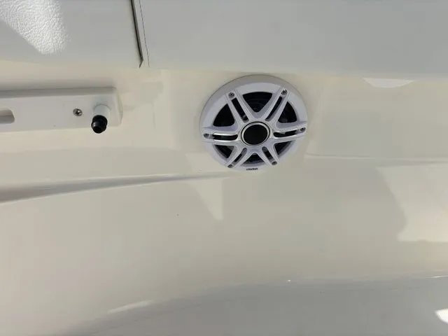 Slide: The Image of Bulls Bay 255 Center Console 2026 - 20