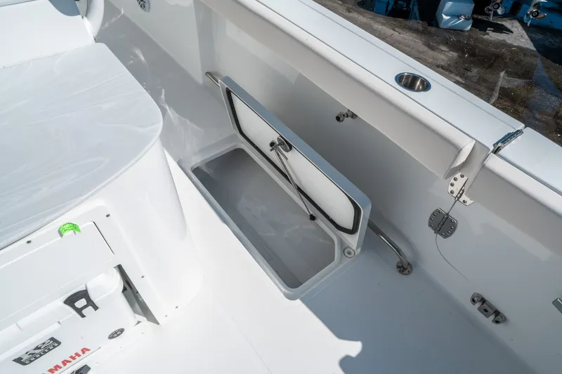 Slide: The Image of Sea Hunt ULTRA 305 CB 2026 - 14