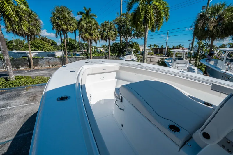 Slide: The Image of Sea Hunt ULTRA 305 CB 2026 - 24