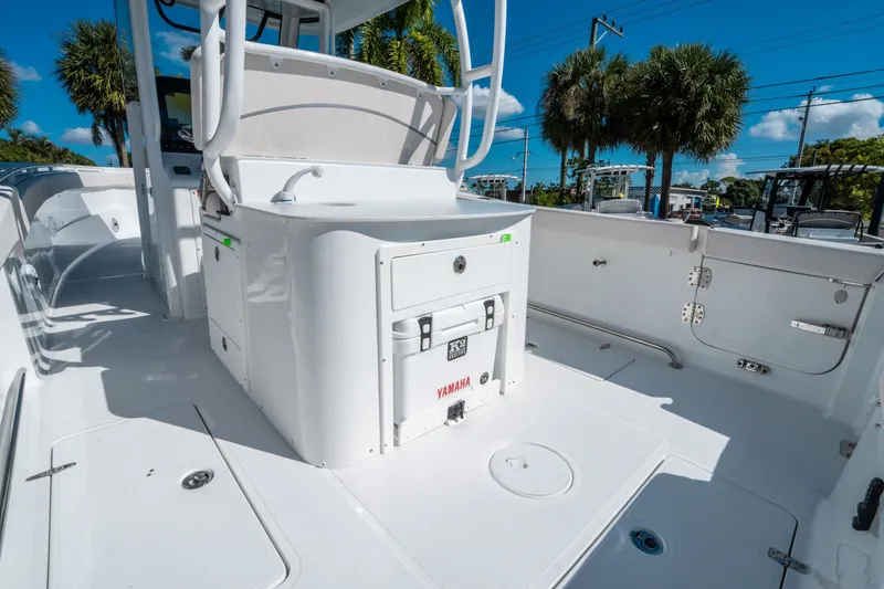 Slide: The Image of Sea Hunt ULTRA 305 CB 2026 - 13