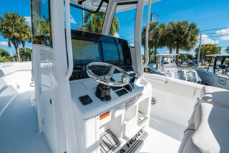 Slide: The Image of Sea Hunt ULTRA 305 CB 2026 - 20