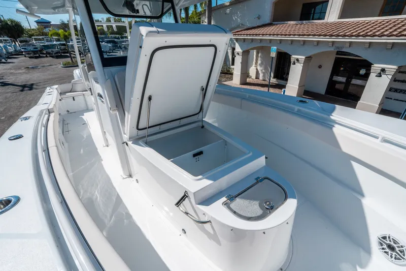 Slide: The Image of Sea Hunt ULTRA 305 CB 2026 - 28