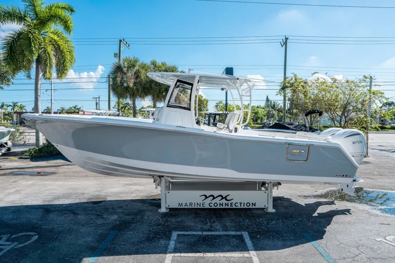 Slide: The Image of Sea Hunt ULTRA 305 CB 2026 - 5