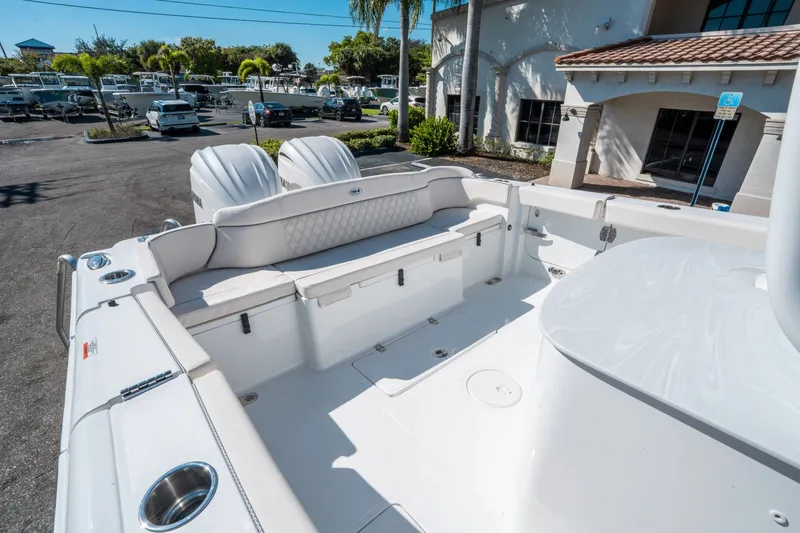 Slide: The Image of Sea Hunt ULTRA 305 CB 2026 - 10