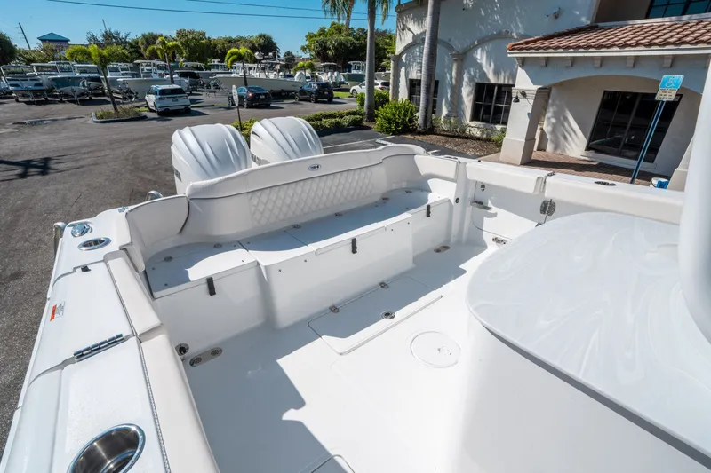 Slide: The Image of Sea Hunt ULTRA 305 CB 2026 - 11