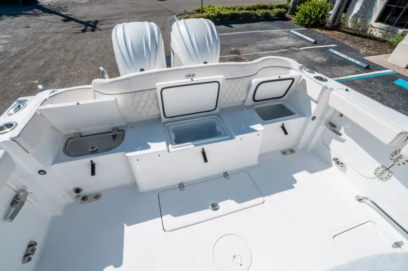 Slide: The Image of Sea Hunt ULTRA 305 CB 2026 - 12