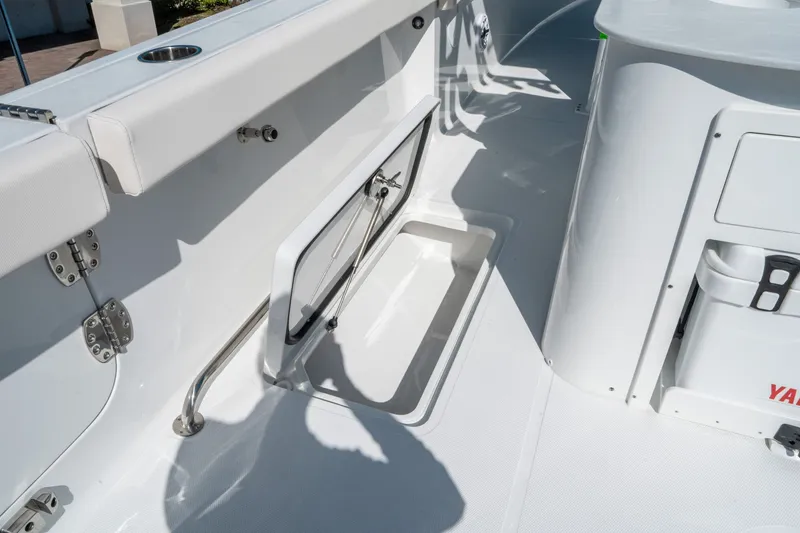 Slide: The Image of Sea Hunt ULTRA 305 CB 2026 - 15