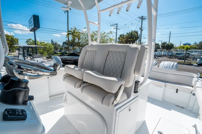 Slide: The Image of Sea Hunt ULTRA 305 CB 2026 - 21