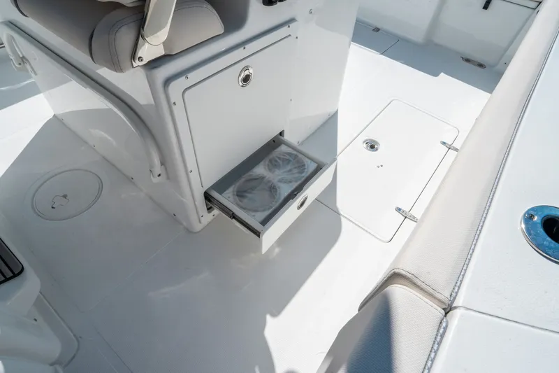 Slide: The Image of Sea Hunt ULTRA 305 CB 2026 - 18