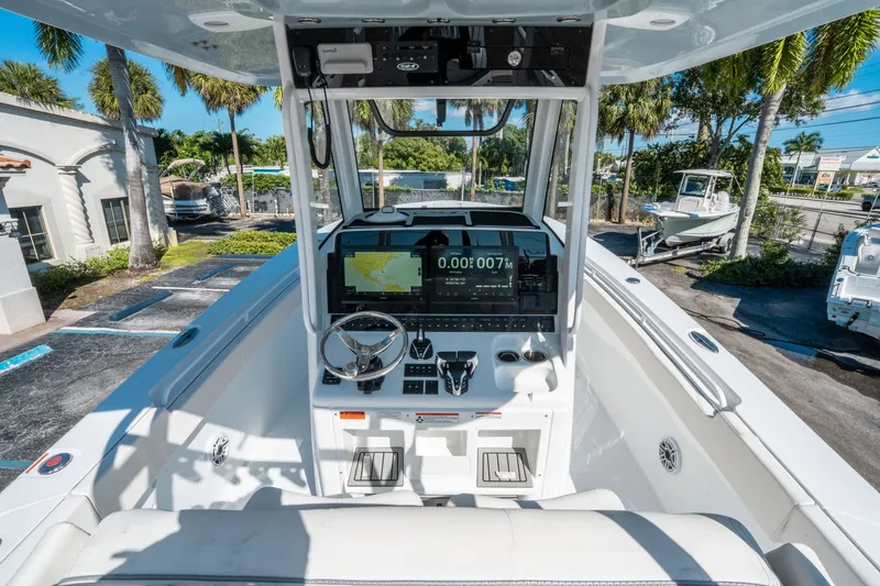 Slide: The Image of Sea Hunt ULTRA 305 CB 2026 - 19