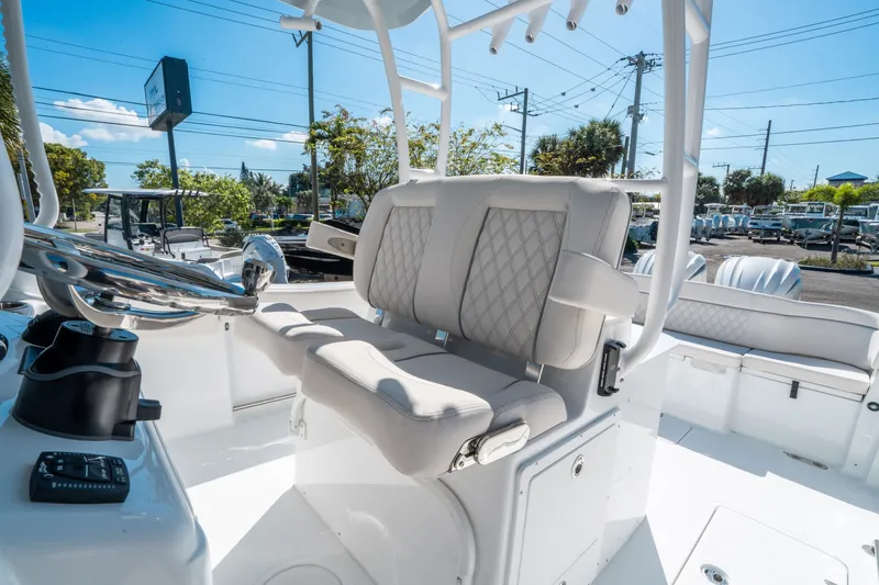 Slide: The Image of Sea Hunt ULTRA 305 CB 2026 - 22