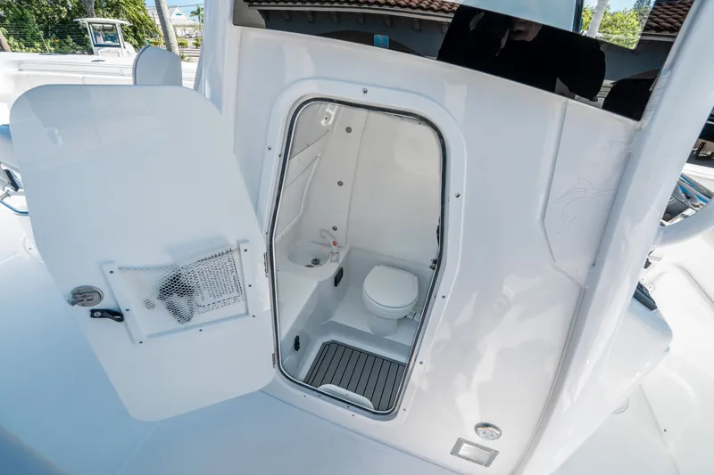 Slide: The Image of Sea Hunt ULTRA 305 CB 2026 - 23